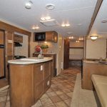 42-1_venture_rv_sporttrek_320vik_02